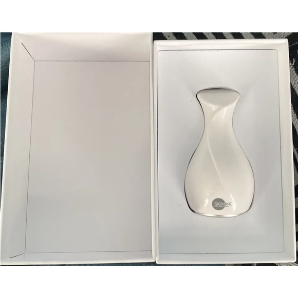 Skin Inc Cryo-Ice Sake Roller. Depuff, Sculpt, Detox Skin Facial Roller - Picture 8 of 8